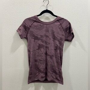 Athleta momentum purple camo short sleeve crew neck shirt violet size medium